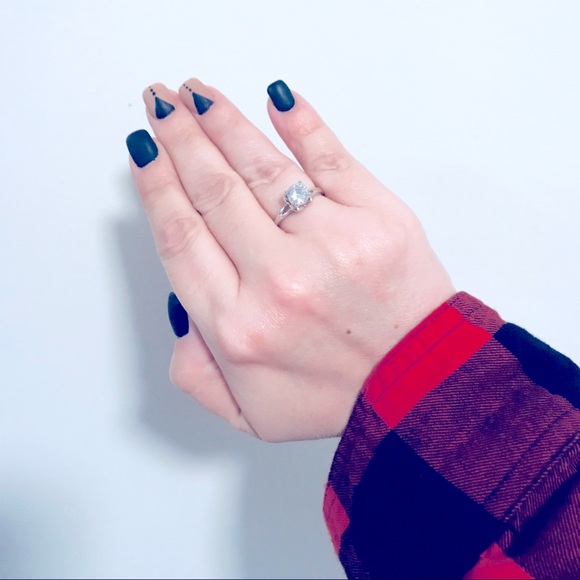 ๐Glam Round Cushioned CZ Diamond Silver Ring 8๐ - Picture 4 of 16